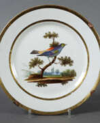 Übersicht. Teller mit Vogelmotiv wohl Frankreich, um 1850/60; runde Form die Fahn…