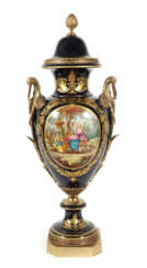 Monumentale Prunk-Deckelvase 20. Jh., wohl Frankreich, Porzellan, koba…