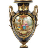 Monumentale Prunk-Deckelvase 20. Jh., wohl Frankreich, Porzellan, koba… - photo 1