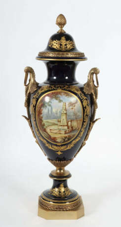 Monumentale Prunk-Deckelvase 20. Jh., wohl Frankreich, Porzellan, koba… - photo 3