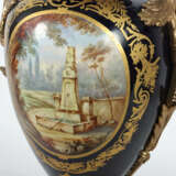 Monumentale Prunk-Deckelvase 20. Jh., wohl Frankreich, Porzellan, koba… - photo 4