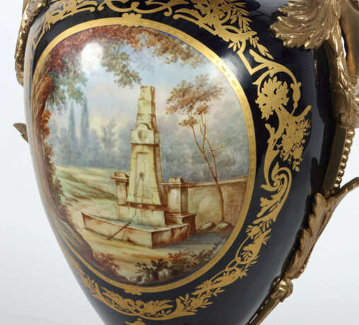 Monumentale Prunk-Deckelvase 20. Jh., wohl Frankreich, Porzellan, koba… - photo 4