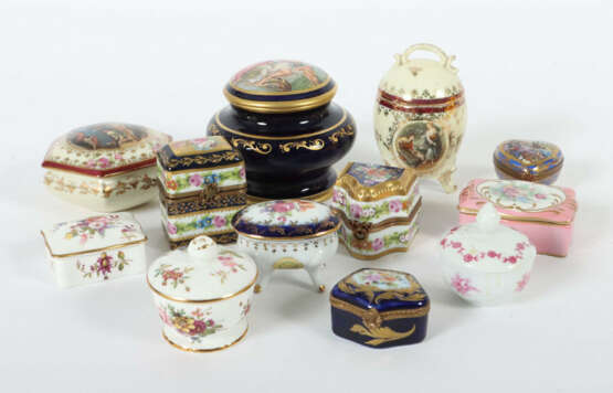 11 kleine Deckeldosen meist 2. Hälfte 20. Jh., dabei 4x Limoges/Frankr… - Foto 1 11 kleine Deckeldosen meist 2. Hälfte 20. Jh., dabei 4x Limoges/Frankr… - Foto 1