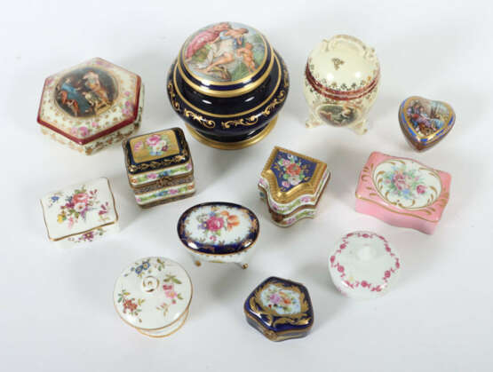 11 kleine Deckeldosen meist 2. Hälfte 20. Jh., dabei 4x Limoges/Frankr… - Foto 2 11 kleine Deckeldosen meist 2. Hälfte 20. Jh., dabei 4x Limoges/Frankr… - Foto 2