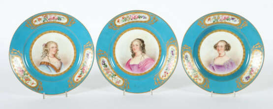 3 Bildteller Sèvres, Frankreich, 19. Jh., Porzellan, blauer Fond, die … - photo 1 3 Bildteller Sèvres, Frankreich, 19. Jh., Porzellan, blauer Fond, die … - photo 1