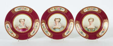 3 Bildteller Sèvres, Frankreich, 19. Jh, Porzellan, brombeerfarbener F…