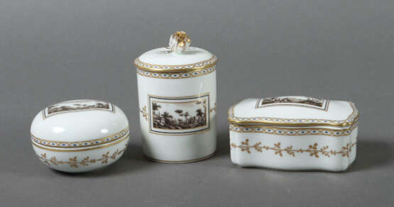 3 Deckeldosen mit Ansichten Ginori, Italien, 20. Jh., Porzellan glasie… - photo 1 3 Deckeldosen mit Ansichten Ginori, Italien, 20. Jh., Porzellan glasie… - photo 1