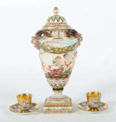 2 Ziertrassen & eine Deckelvase wohl Neapel, 1. Hälfte 20. Jh., 2 Tass…