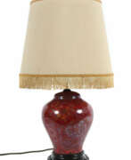 Catalogue des produits. Japonisierende Lampe Zolnay, Ungarn, Porzellan, Balusterform, roter fo…