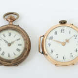 2 Damentaschenuhren Anfang 20. Jhr., 1 x Gelbgold 585, ca. 19,5 g, Sta… - фото 1