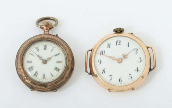 2 Damentaschenuhren Anfang 20. Jhr., 1 x Gelbgold 585, ca. 19,5 g, Sta… - фото 1