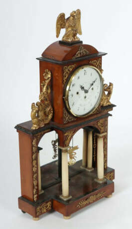 Wiener Empire-Uhr Anfang 19. Jh., Emaillezifferblatt bez. ''Osthälder … - photo 2 Wiener Empire-Uhr Anfang 19. Jh., Emaillezifferblatt bez. ''Osthälder … - photo 2