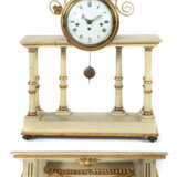 Portaluhr mit Wandkonsole um 1800, Emaillezifferblatt mit römischen St… - photo 1