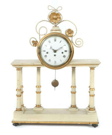 Portaluhr mit Wandkonsole um 1800, Emaillezifferblatt mit römischen St… - photo 3