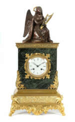 Figurenpendule mit harfespielendem Engel Frankreich, 19. Jh., Emailezi…
