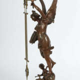 Große Mysterieuse-Pendeluhr mit Figurenstand wohl Anfang 20. Jh., Emai… - photo 2