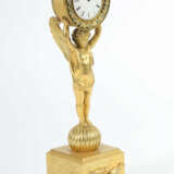 Bronze d'oré-Kaminuhr mit Amorfigur Ende 19. Jh./um 1900, Emailleziffe… - фото 2