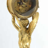 Bronze d'oré-Kaminuhr mit Amorfigur Ende 19. Jh./um 1900, Emailleziffe… - фото 3