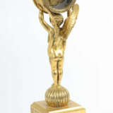 Bronze d'oré-Kaminuhr mit Amorfigur Ende 19. Jh./um 1900, Emailleziffe… - фото 4