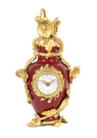 Vasenuhr mit floraler Bronzemontur um 1900, mit Blütenfestons bemaltes… - photo 1