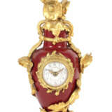 Vasenuhr mit floraler Bronzemontur um 1900, mit Blütenfestons bemaltes… - photo 1