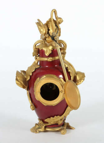 Vasenuhr mit floraler Bronzemontur um 1900, mit Blütenfestons bemaltes… - photo 2