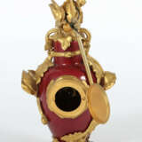 Vasenuhr mit floraler Bronzemontur um 1900, mit Blütenfestons bemaltes… - photo 2