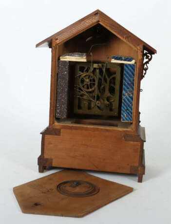 Tisch-Kuckucksuhr 19. Jh., Emaillezifferblatt mit römischen Stundenzah… - Foto 2 Tisch-Kuckucksuhr 19. Jh., Emaillezifferblatt mit römischen Stundenzah… - Foto 2