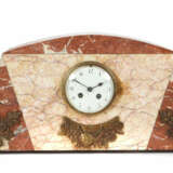 Art Déco-Kaminuhr mit zwei Beistellern Frankreich, um 1930, Emaillezif… - photo 1