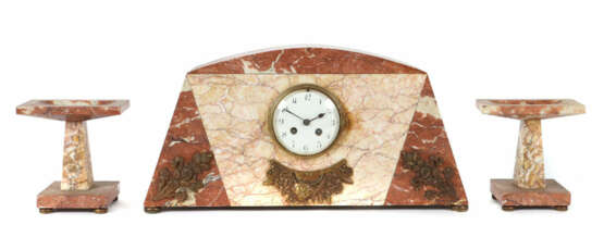 Art Déco-Kaminuhr mit zwei Beistellern Frankreich, um 1930, Emaillezif… - photo 1 Art Déco-Kaminuhr mit zwei Beistellern Frankreich, um 1930, Emaillezif… - photo 1