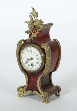 Kleine Kaminuhr im Rokokostil Frankreich, um 1920, Emaille-Zifferblatt… - photo 2 Kleine Kaminuhr im Rokokostil Frankreich, um 1920, Emaille-Zifferblatt… - photo 2