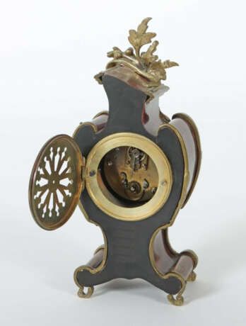 Kleine Kaminuhr im Rokokostil Frankreich, um 1920, Emaille-Zifferblatt… - photo 3 Kleine Kaminuhr im Rokokostil Frankreich, um 1920, Emaille-Zifferblatt… - photo 3