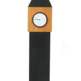 Tischuhr in Turmform 1980/90er Jahre, weißes Zifferblatt mit römischen… - photo 1