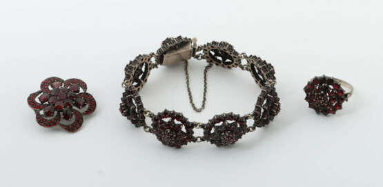3 Teile Granatschmuck Um 1900, best. aus Ring, Brosche, Armband, Silbe… - Foto 1 3 Teile Granatschmuck Um 1900, best. aus Ring, Brosche, Armband, Silbe… - Foto 1