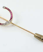 Catalogue des produits. Kravattennadel Um 1900, Gelbgold 750, mit hufeisenförmigem Element bes…