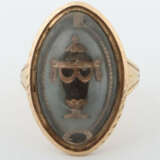 Trauerring Um 1900, Gelbgold 585, mit Inschrift, ca. 6,8 g, RG 55,5. S… - photo 1