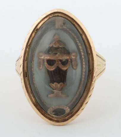 Trauerring Um 1900, Gelbgold 585, mit Inschrift, ca. 6,8 g, RG 55,5. S… - photo 1