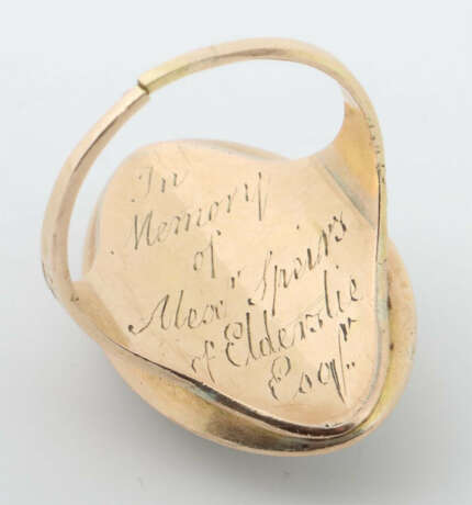 Trauerring Um 1900, Gelbgold 585, mit Inschrift, ca. 6,8 g, RG 55,5. S… - photo 2