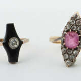 2 Ringe Um 1920, 1 Ring mit Onixplatte, besetzt mit kleinem Diamant, 1… - photo 1