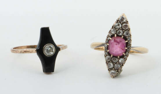 2 Ringe Um 1920, 1 Ring mit Onixplatte, besetzt mit kleinem Diamant, 1… - photo 1 2 Ringe Um 1920, 1 Ring mit Onixplatte, besetzt mit kleinem Diamant, 1… - photo 1
