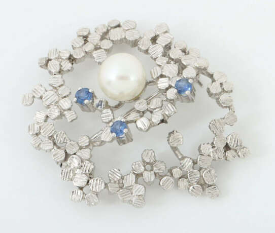 Brosche mit Perle Um 1970, Weißgold 585, punziert, ges. 7,9 g, besetzt… - photo 1 Brosche mit Perle Um 1970, Weißgold 585, punziert, ges. 7,9 g, besetzt… - photo 1