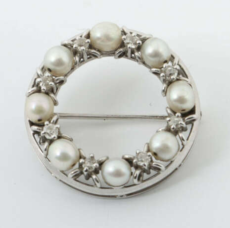 Brosche Um 1970, runde Brosche, Weißgold 585, besetzt mit Zuchtperlen … - photo 1