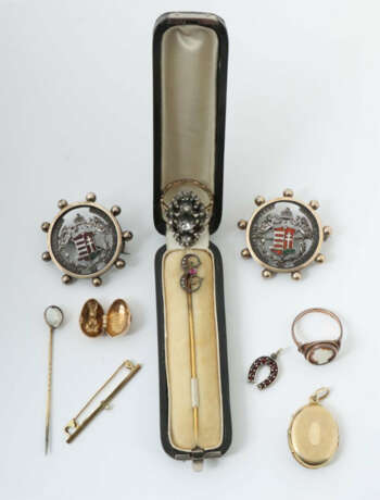 Konvolut Schmuck 20. Jhr., mehrere Teile Schmuck, 2 Borschen und 1 Kra… - photo 1 Konvolut Schmuck 20. Jhr., mehrere Teile Schmuck, 2 Borschen und 1 Kra… - photo 1