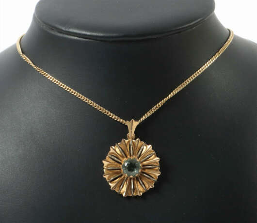 Kette mit Anhänger 20. Jhr., Gelbgold 750, Anhänger in Blütenform bese… - photo 1 Kette mit Anhänger 20. Jhr., Gelbgold 750, Anhänger in Blütenform bese… - photo 1