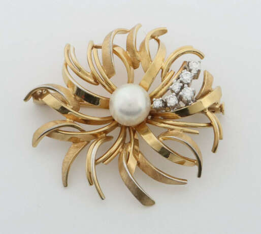 Blütenbrosche 20. Jhr., blütenförmig, Gelbgold/Weißgold 750, punziert,… - photo 1 Blütenbrosche 20. Jhr., blütenförmig, Gelbgold/Weißgold 750, punziert,… - photo 1