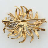 Blütenbrosche 20. Jhr., blütenförmig, Gelbgold/Weißgold 750, punziert,… - photo 2
