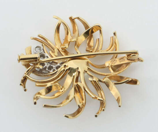 Blütenbrosche 20. Jhr., blütenförmig, Gelbgold/Weißgold 750, punziert,… - photo 2 Blütenbrosche 20. Jhr., blütenförmig, Gelbgold/Weißgold 750, punziert,… - photo 2