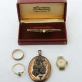 Konvolut Schmuck 20. Jhr., bestehend aus 5 Teilen, 1 Damenarmbanduhrge… - photo 1