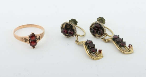 Paar Ohrhänger und Ring 20. Jhr., Ring und Paar Ohrhänger mit Steinen,… - фото 1 Paar Ohrhänger und Ring 20. Jhr., Ring und Paar Ohrhänger mit Steinen,… - фото 1