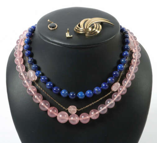 Konvolut Schmuck 20. Jhr., bestehend aus 3 Ketten, 1 Brosche, 2 Anhäng… - фото 1 Konvolut Schmuck 20. Jhr., bestehend aus 3 Ketten, 1 Brosche, 2 Anhäng… - фото 1